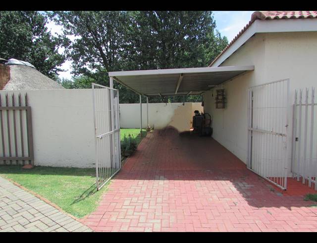 2 BEDROOM TOWNHOUSE FOR SALE IN EIKE PARK